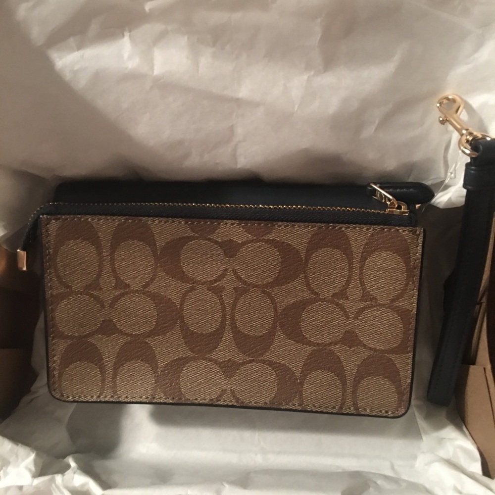 SALE!! Coach Wristlet comes in original box - Picture 9 of 16
